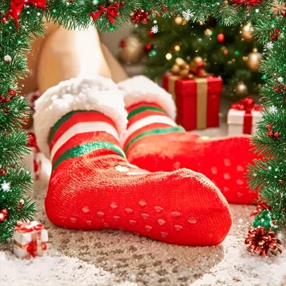 SHERPA SOCKS SO WARM RED REINDEER NO SLIP WITH RUBBER DOTS ON BOTTOM - Picture 2 of 2